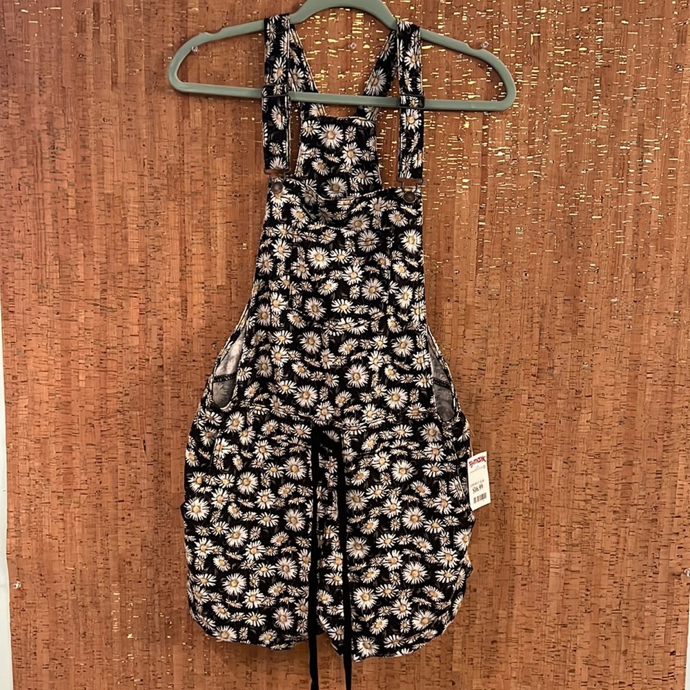 Overall shorts with flowers